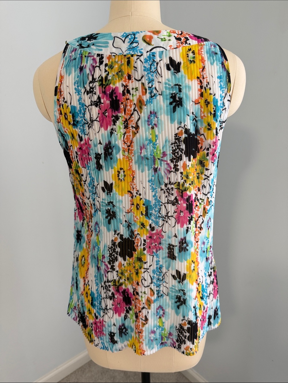Dress barn Multicolor Sleeveless Floral Pleated Camisole Top Size Medium - Picture 2 of 14